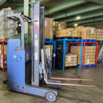 するすると倉庫を走りまわるフォークリフトを見たら……「できるんじゃね？」の１分後に後悔した素人のフォークリフト体験記