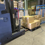 【画像】するすると倉庫を走りまわるフォークリフトを見たら……「できるんじゃね？」の１分後に後悔した素人のフォークリフト体験記 〜 画像7