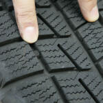 約８割の人が知らないってヤバいぞ！　スタッドレスタイヤは「残溝1.6mm」の前に「プラットフォーム」が露出したら雪道走行はダメ!!