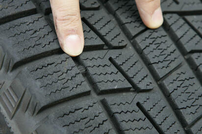 約８割の人が知らないってヤバいぞ！　スタッドレスタイヤは「残溝1.6mm」の前に「プラットフォーム」が露出したら雪道走行はダメ!!