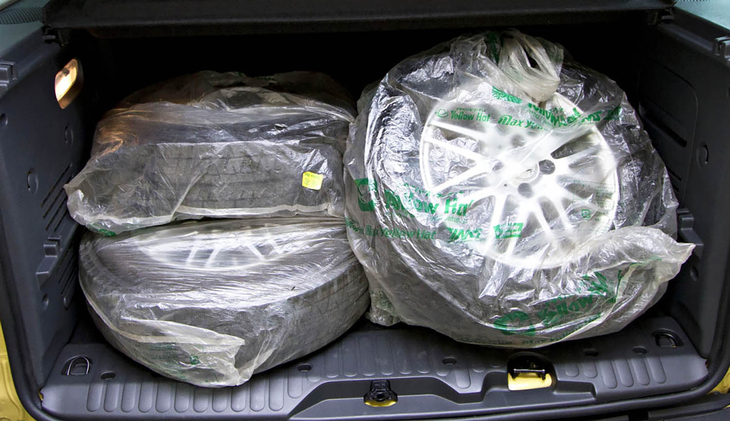 保管中のスタッドレスタイヤのイメージ