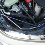 オフ会でボンネットを開ければプチヒーロー確定！　フジツボの「チタン製の虹色棒」がクルマ好きに刺さりまくり