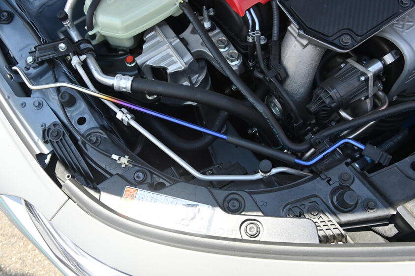 オフ会でボンネットを開ければプチヒーロー確定！　フジツボの「チタン製の虹色棒」がクルマ好きに刺さりまくり