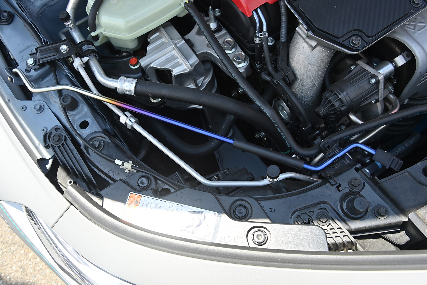 フジツボが全力投球するチタン製の棒「HOOD SUPPORT」とは