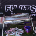 【画像】オフ会でボンネットを開ければプチヒーロー確定！　フジツボの「チタン製の虹色棒」がクルマ好きに刺さりまくり 〜 画像7