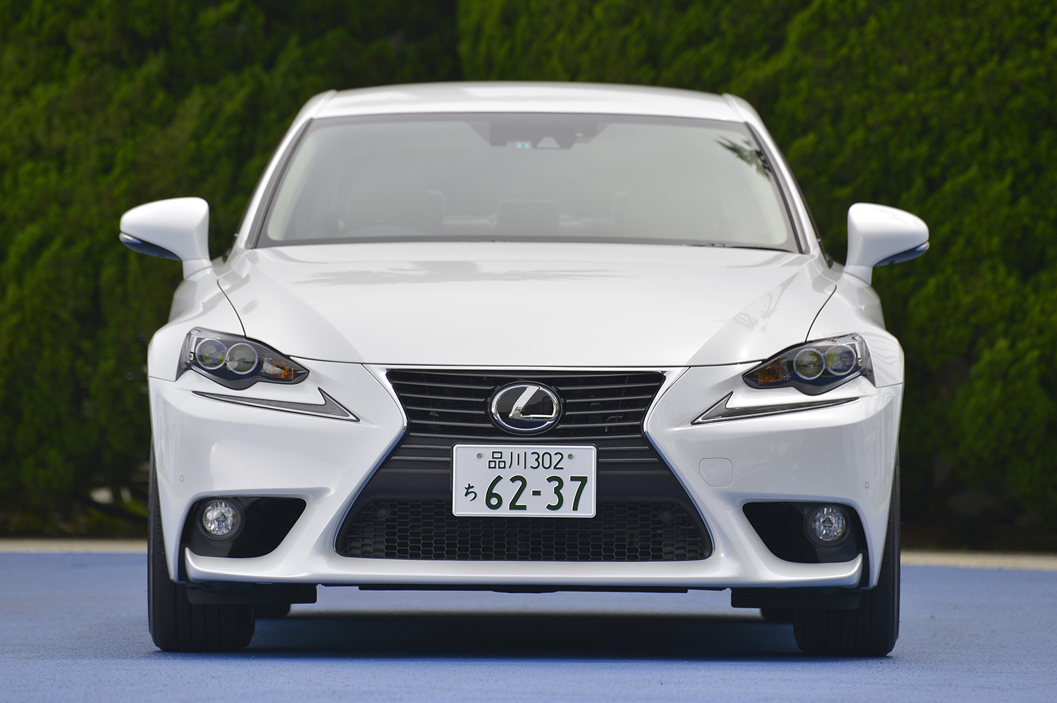 12年も売っているレクサスISの顔を初代から順に辿ってみた