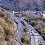 もっと直線だけにすれば事故も減るし走りやすいんじゃ……は間違い！　じつは高速道路のカーブは重要だった