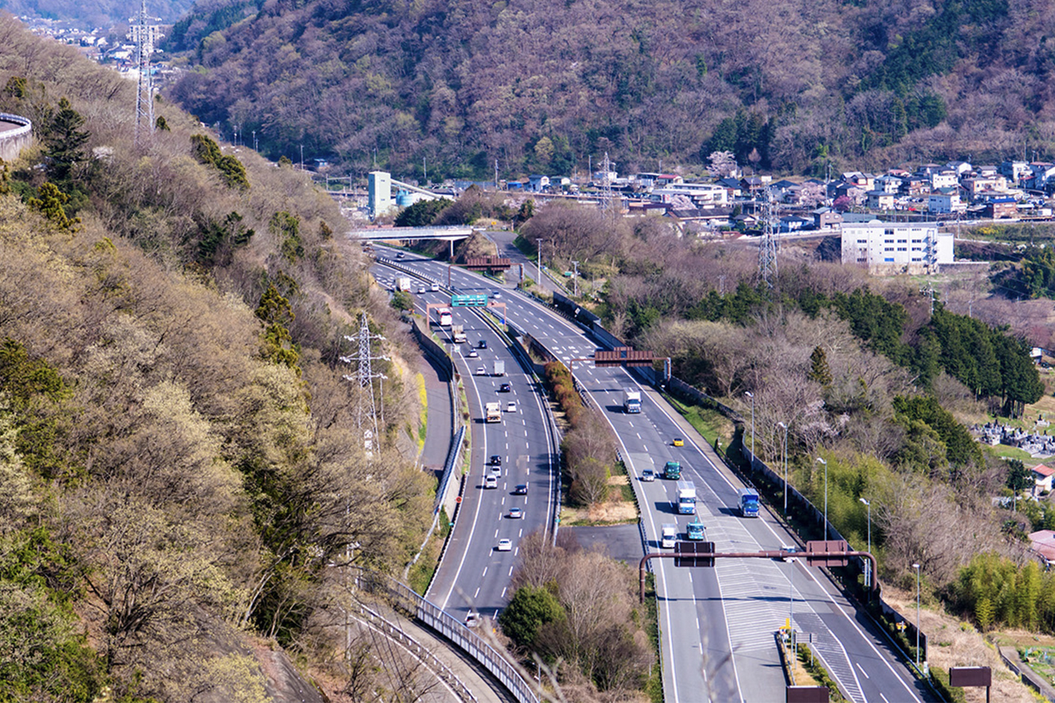 高速道路が直線だけで作られていない理由とは
