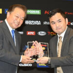 【画像】どうみても中学生……なのにスゴ腕ドリフトでチャンピオン!?　フォーミュラ・ドリフト・ジャパンの表彰パーティーが衝撃そのもの!! 〜 画像16