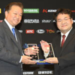 【画像】どうみても中学生……なのにスゴ腕ドリフトでチャンピオン!?　フォーミュラ・ドリフト・ジャパンの表彰パーティーが衝撃そのもの!! 〜 画像17