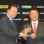 【画像】どうみても中学生……なのにスゴ腕ドリフトでチャンピオン!?　フォーミュラ・ドリフト・ジャパンの表彰パーティーが衝撃そのもの!! 〜 画像19