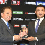 【画像】どうみても中学生……なのにスゴ腕ドリフトでチャンピオン!?　フォーミュラ・ドリフト・ジャパンの表彰パーティーが衝撃そのもの!! 〜 画像22