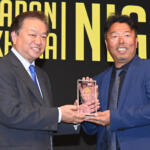 【画像】どうみても中学生……なのにスゴ腕ドリフトでチャンピオン!?　フォーミュラ・ドリフト・ジャパンの表彰パーティーが衝撃そのもの!! 〜 画像55