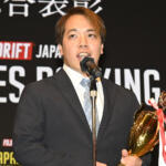 【画像】どうみても中学生……なのにスゴ腕ドリフトでチャンピオン!?　フォーミュラ・ドリフト・ジャパンの表彰パーティーが衝撃そのもの!! 〜 画像84