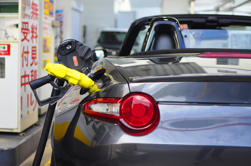 ガソリンは６カ月で使い切らないと「腐ってくる」ってマジ!?　長期間走らないなら「抜いて」おかないとクルマにダメージも!!