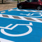 障がい者の95％が困った経験あり！　罰則はなくとも健常者の「車椅子マークの駐車枠」利用は即刻やめるべき