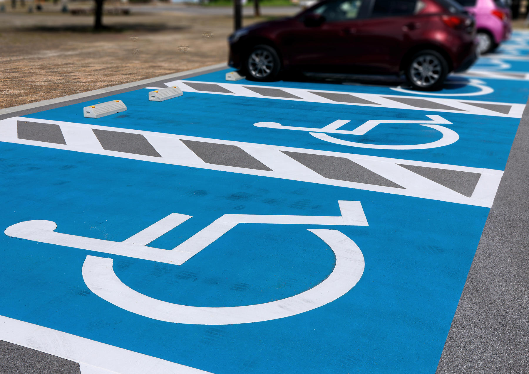 車椅子マークの駐車枠に健常者が停めることは即刻やめるべし