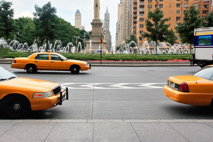 ボディカラーが統一されている国もけっこうある！　渡航が楽しくなるタクシーの色のトリビア