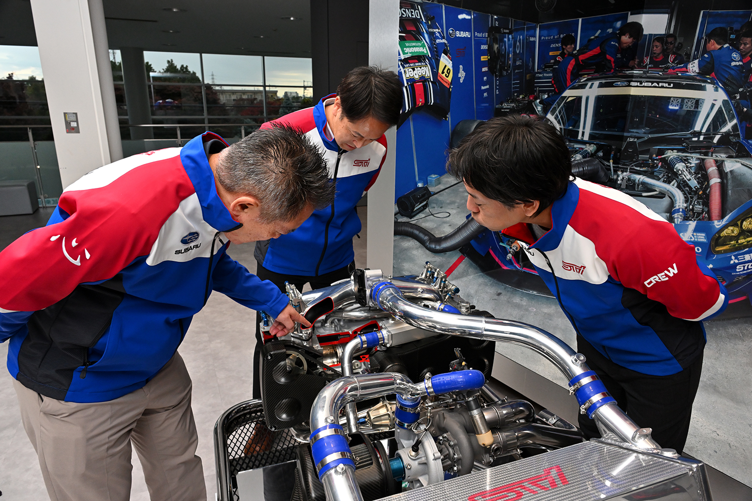 EJ20を解説する開発メンバーたち