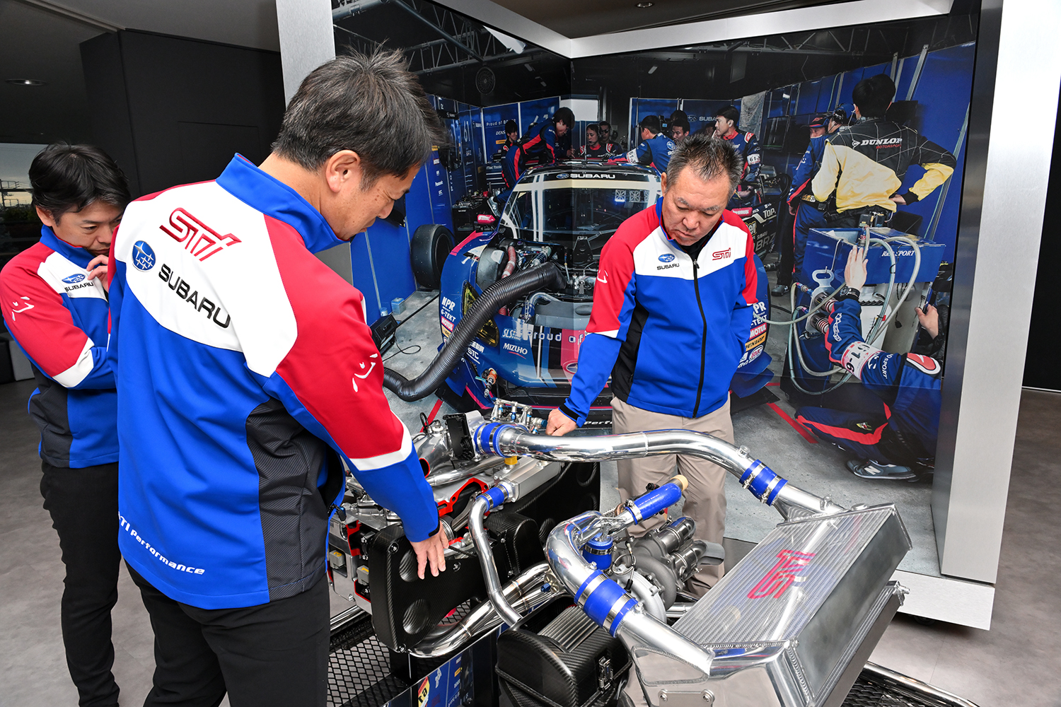 EJ20を解説する開発メンバーたち