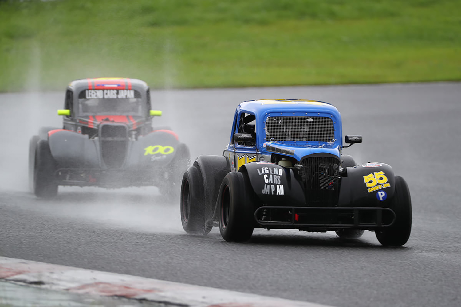 レジェンドカーレースの様子