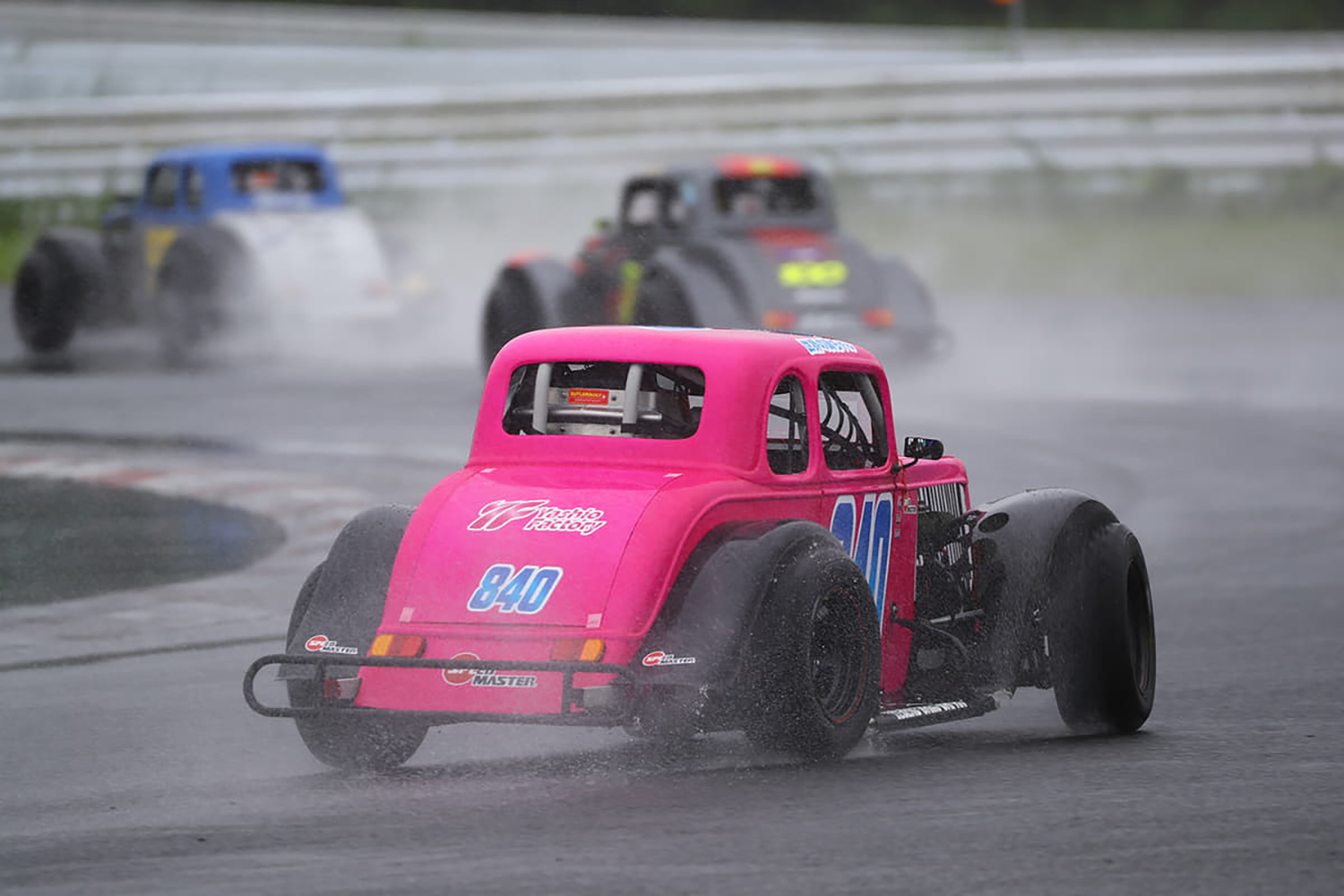 激安で楽しめる本物のレーシングマシン「レジェンドカー」に世界のアマチュアレーサーが白熱中 〜 画像2