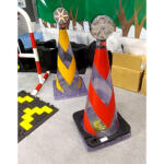 【画像】「看板・矢印・パイロン・フラッシュライト」で警告しまくっても高速の工事現場に突っ込むクルマがあとを絶たない！　作業員を守るためついに「サイレン」が登場した!! 〜 画像1