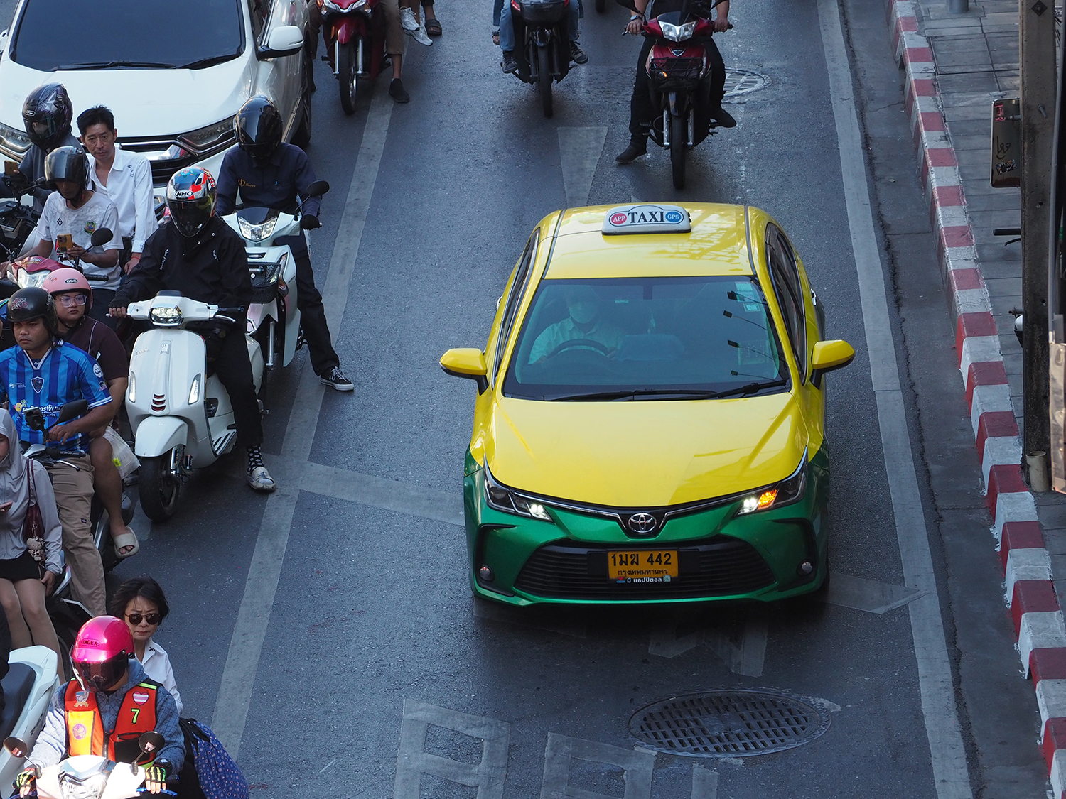 バンコクを走るカローラアルティス