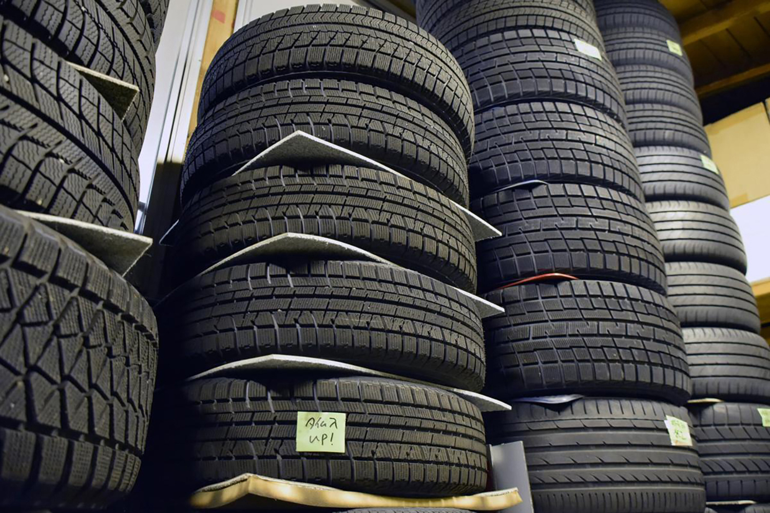 在庫しているスタッドレスタイヤのイメージ