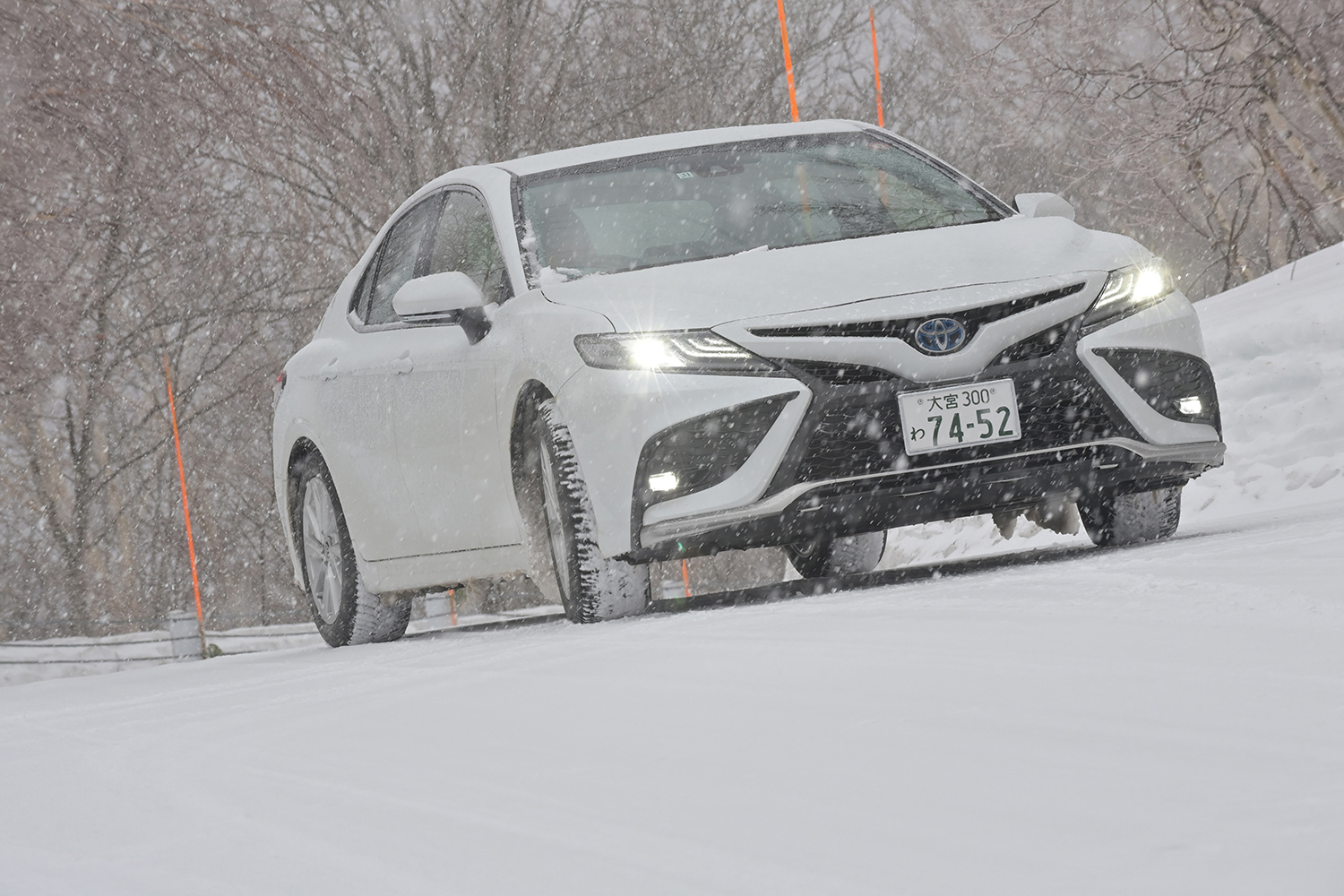 雪道を走るレンタカー