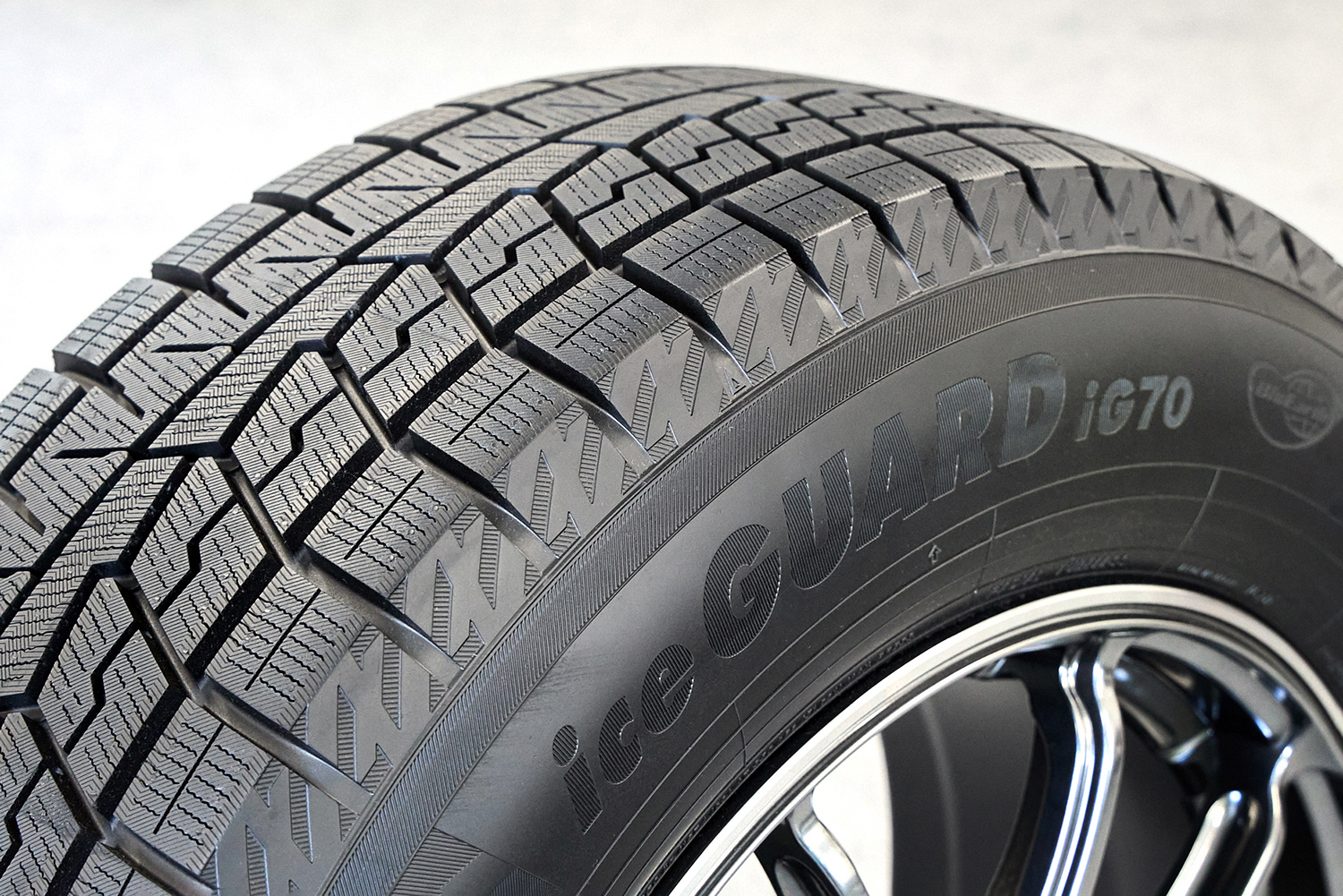 スタッドレスタイヤのイメージ