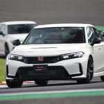 アクセル踏んだらハンドルが取られるんだけどこのクルマ壊れてる？　それは「トルクステア」かもしれません！