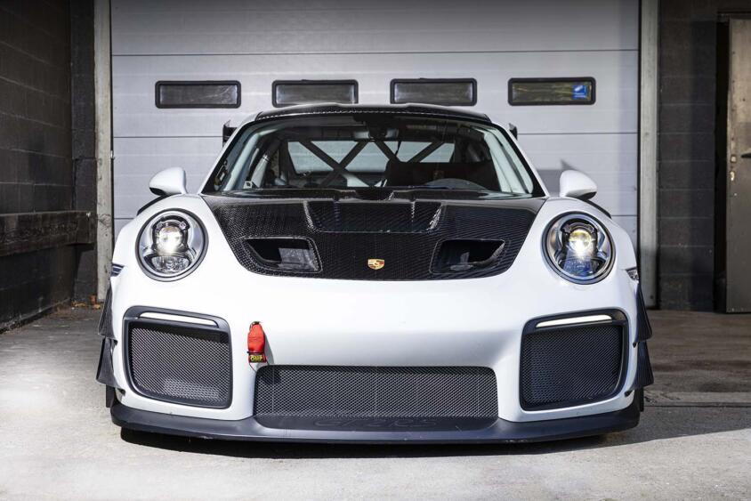 最強のポルシェ911といえば……の問いで必ず名前が挙がる１台！　フェルスタッペンも乗ってた「GT2 RSクラブスポーツ」のポルシェも認めるヤバさ