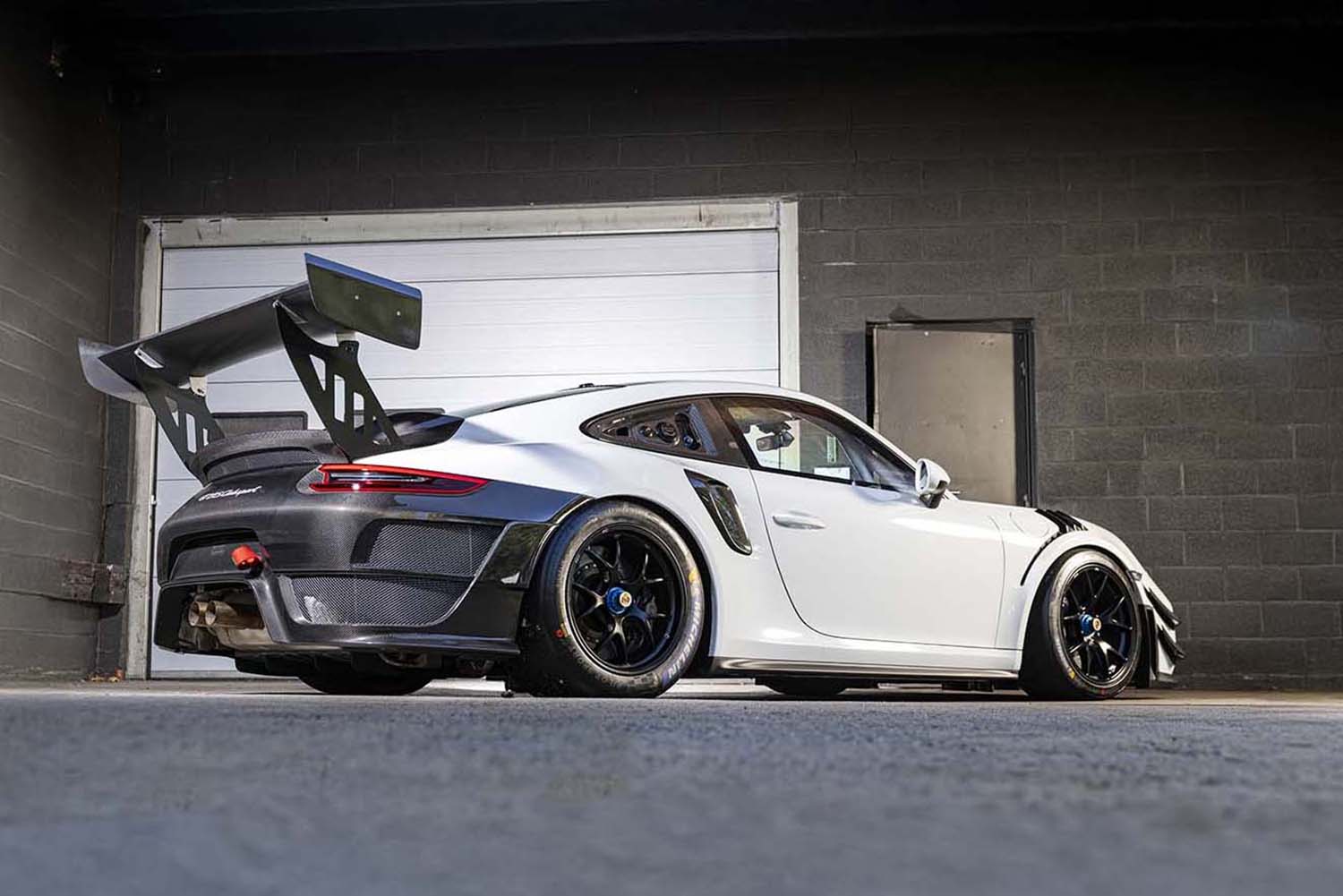 ポルシェ911 GT2 RSクラブスポーツのリヤスタイリング 〜 画像10