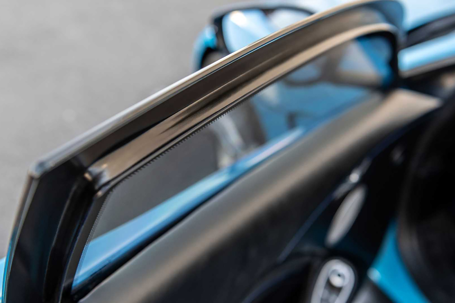 アドアーマー社の防弾・防爆仕様のアストンマーティン・ヴァンテージの防弾ガラス 〜 画像2