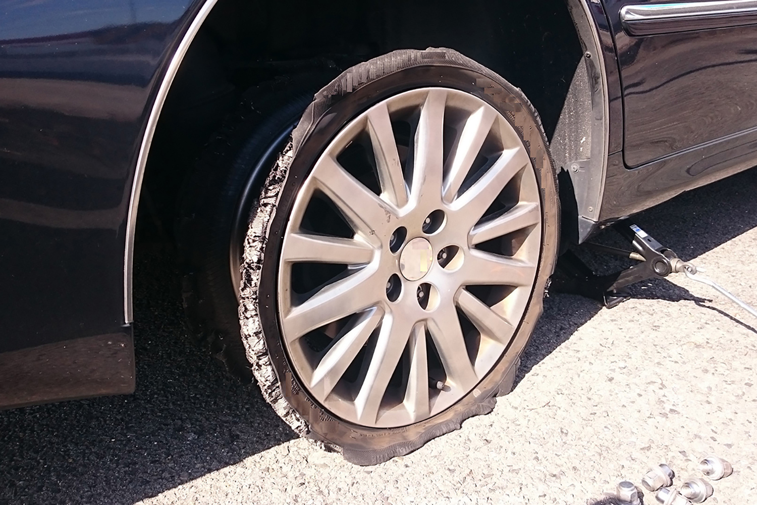 バーストしたタイヤ