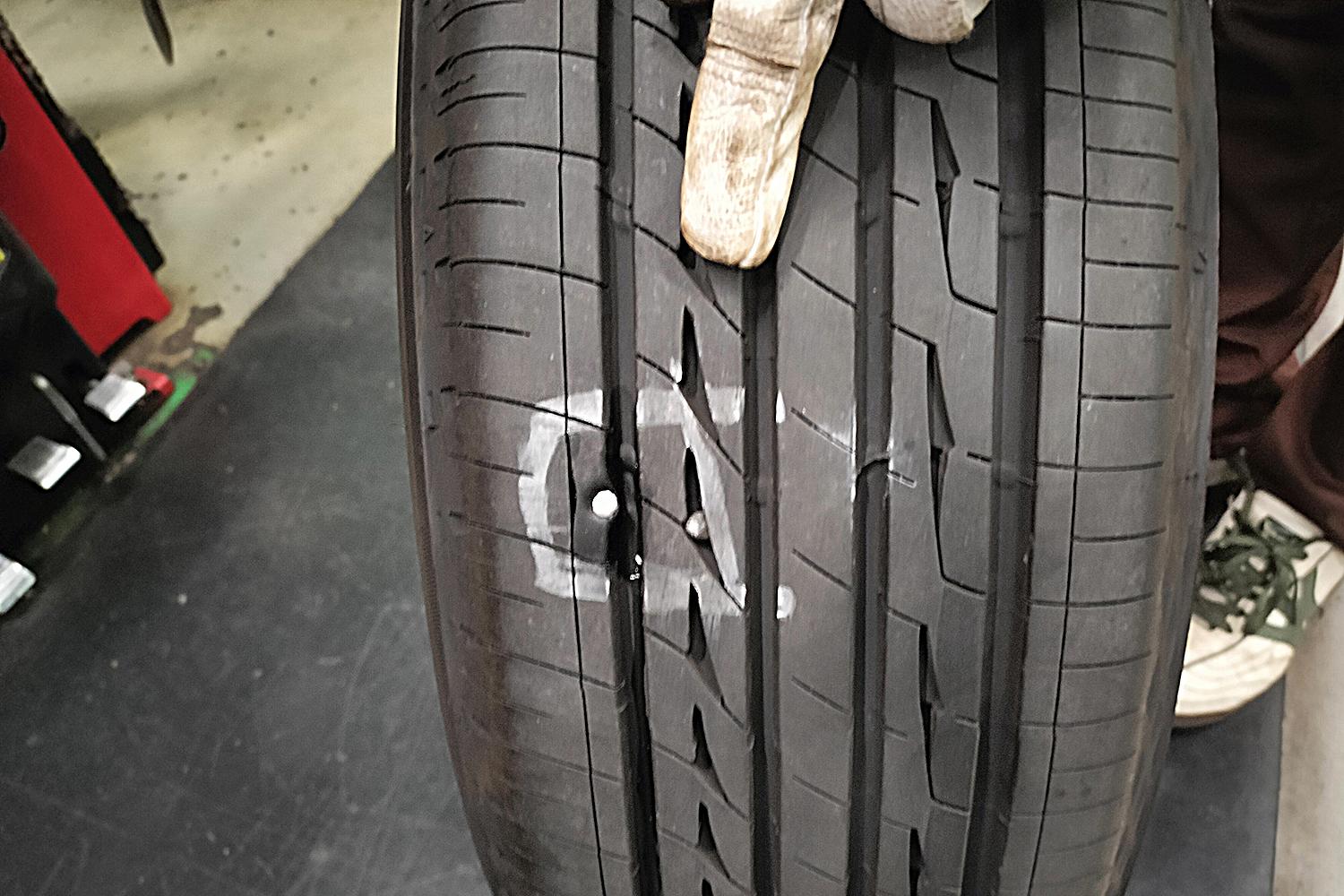 釘が刺さってパンクしたタイヤ