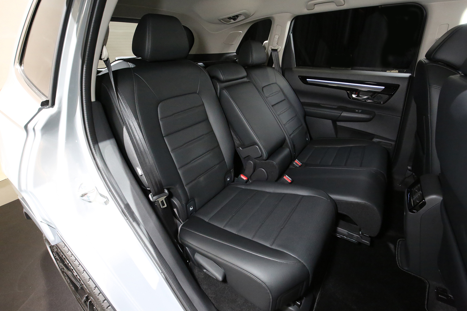ホンダCR-V e:HEV RSのリヤシート 〜 画像47