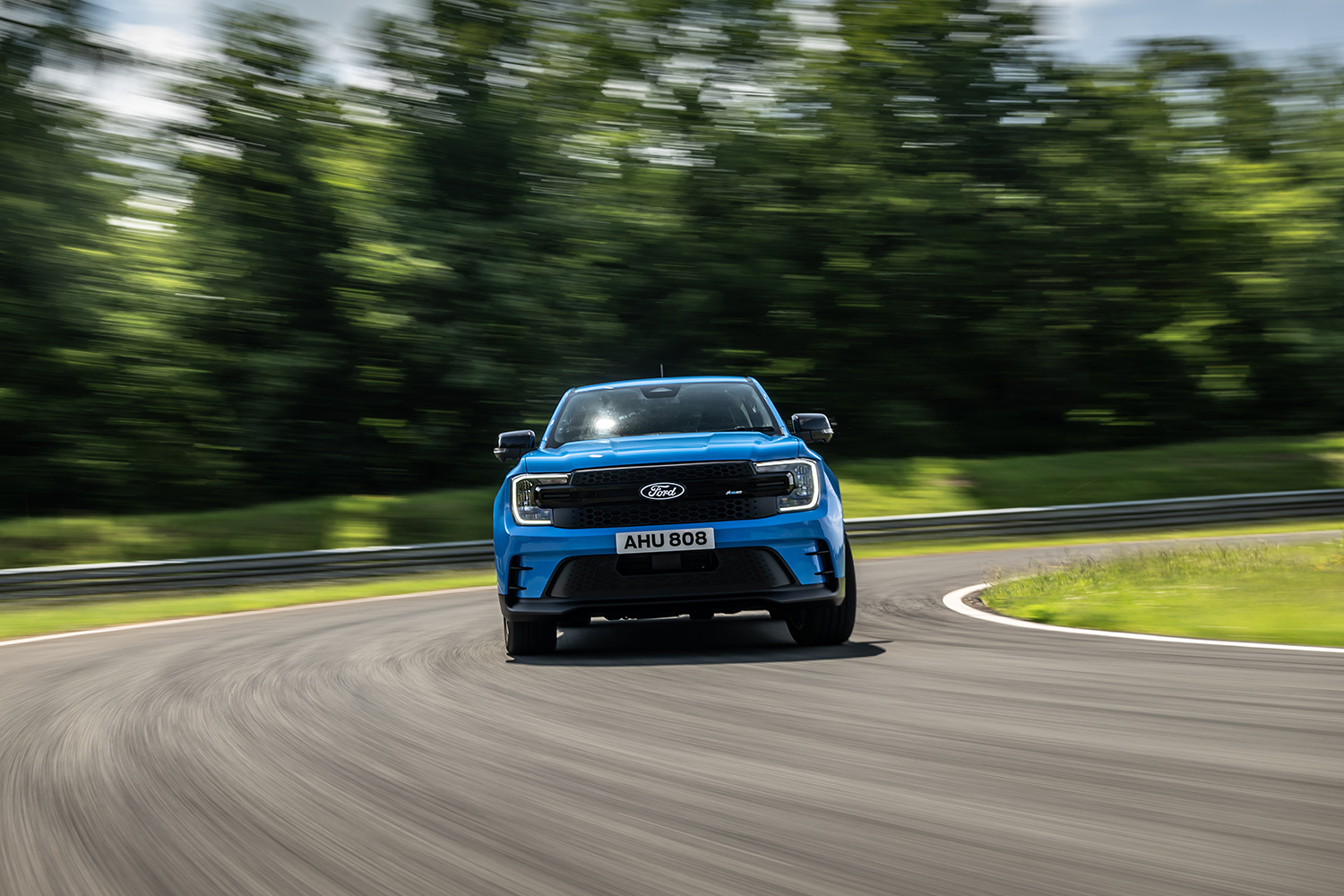 フォード・レンジャーMS-RT PHEVの走行シーン