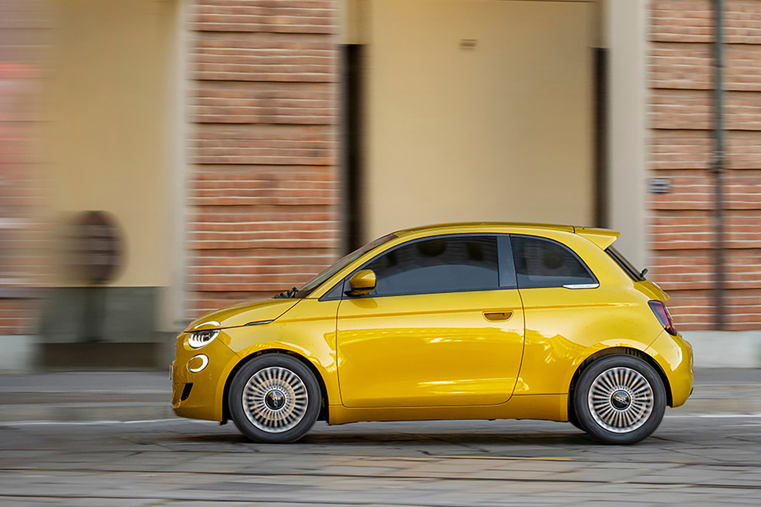 欧州で新登場のフィアット500ハイブリッドの日本導入が待ち切れない 〜 画像4