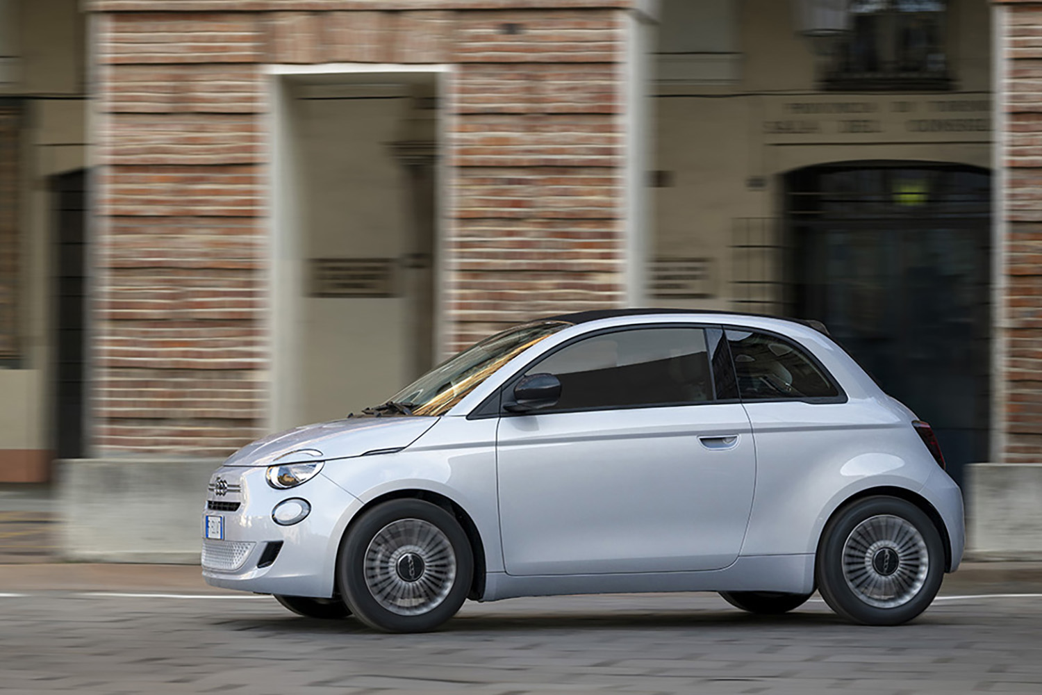 欧州で新登場のフィアット500ハイブリッドの日本導入が待ち切れない 〜 画像11