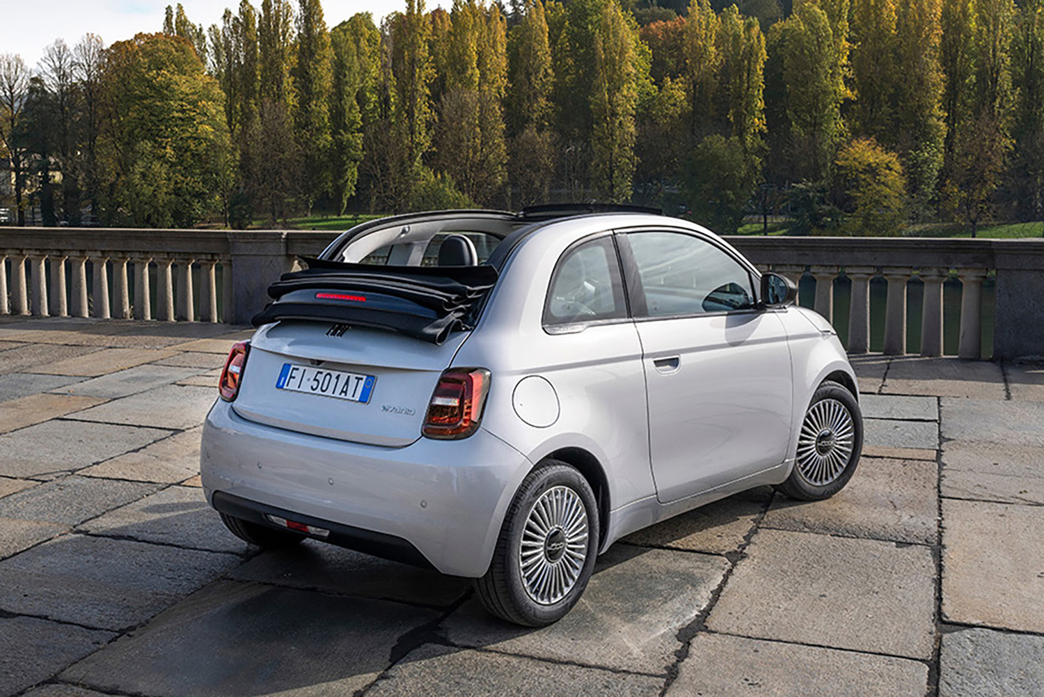 欧州で新登場のフィアット500ハイブリッドの日本導入が待ち切れない 〜 画像20