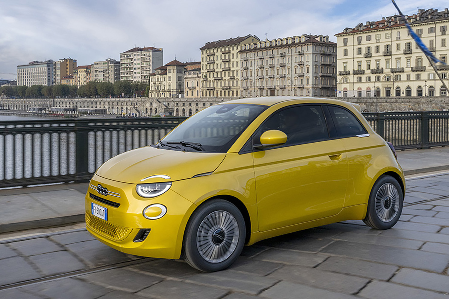 欧州で新登場のフィアット500ハイブリッドの日本導入が待ち切れない 〜 画像44