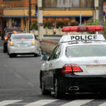 【画像】信号待ちの先頭で後方から「緊急車両」が接近！　避けるために赤信号で交差点に入れば道交法違反だしどうするのが正解？ 〜 画像1