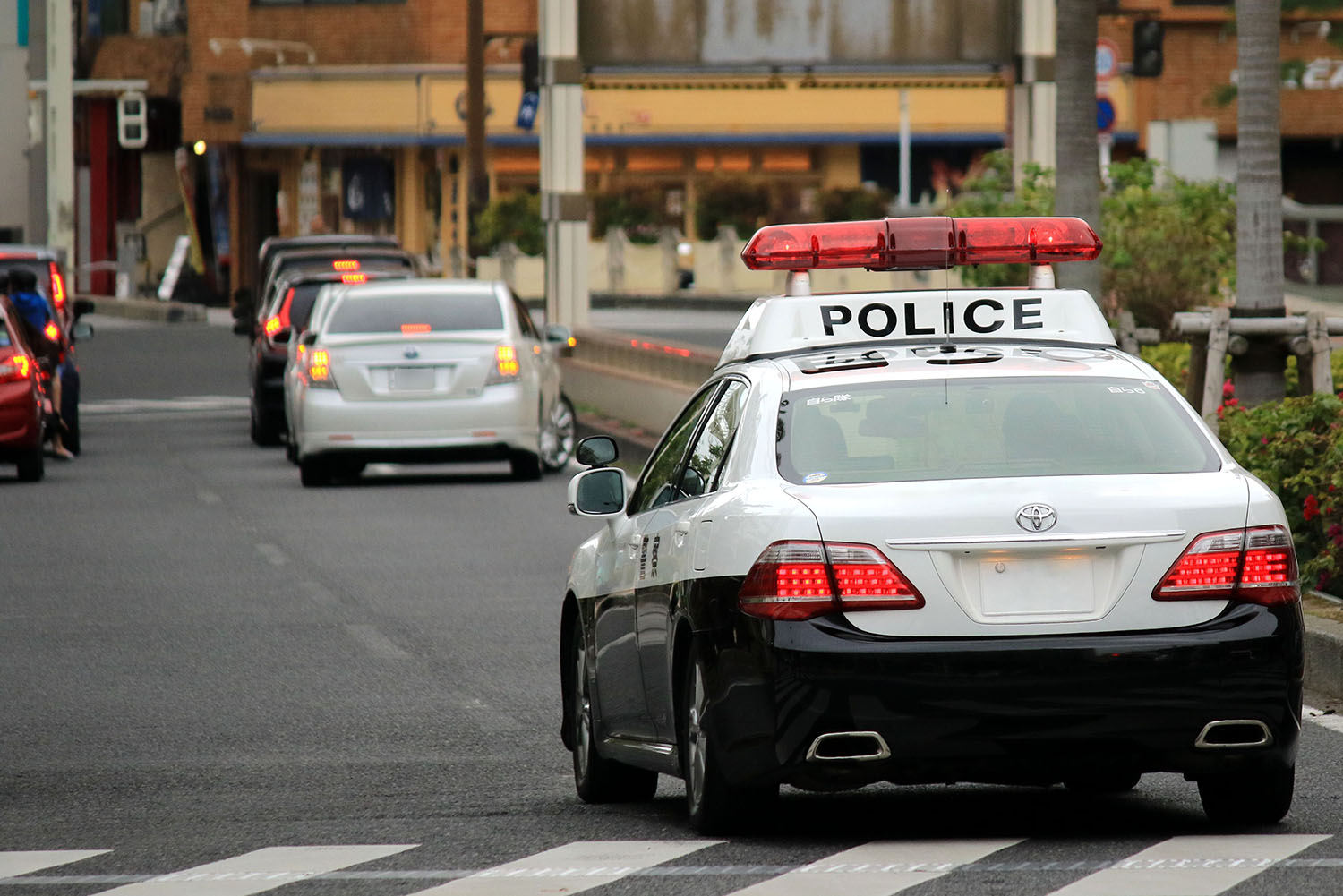 赤信号の交差点の先頭にいるときに緊急車両が近づいてきたときに取るべき行動の正解とは 〜 画像1