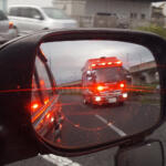【画像】信号待ちの先頭で後方から「緊急車両」が接近！　避けるために赤信号で交差点に入れば道交法違反だしどうするのが正解？ 〜 画像3