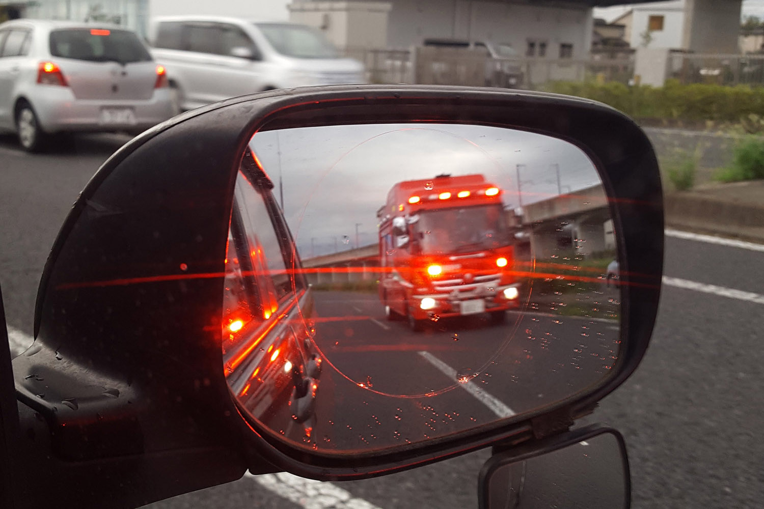 後方から近づいてくる消防車 〜 画像3