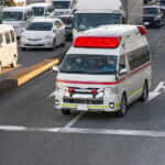 【画像】信号待ちの先頭で後方から「緊急車両」が接近！　避けるために赤信号で交差点に入れば道交法違反だしどうするのが正解？ 〜 画像5