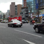 【画像】信号待ちの先頭で後方から「緊急車両」が接近！　避けるために赤信号で交差点に入れば道交法違反だしどうするのが正解？ 〜 画像6