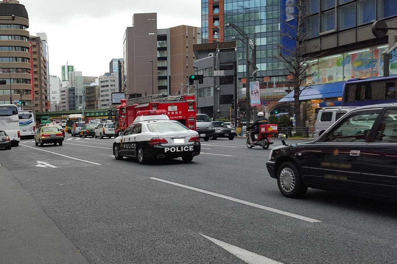 赤信号の交差点の先頭にいるときに緊急車両が近づいてきたときに取るべき行動の正解とは 〜 画像6